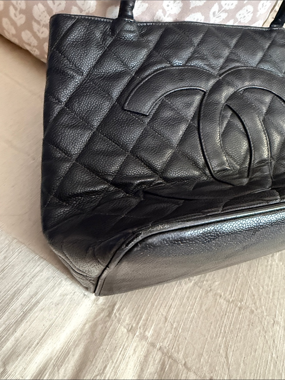 CHANEL Black Quilted Leather Tote with Signature CC Emblem - Picture 4 of 17